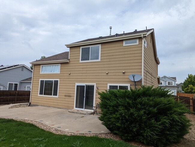 Building Photo - Gorgeous 2 Story 3 Bedroom 2.5 Baths in Da...