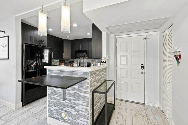 Building Photo - 2581 Carambola Cir N
