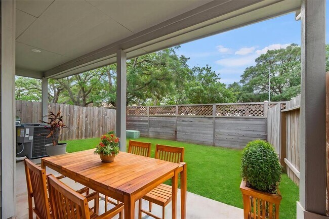 Building Photo - 16107 Hilltop Oak Dr