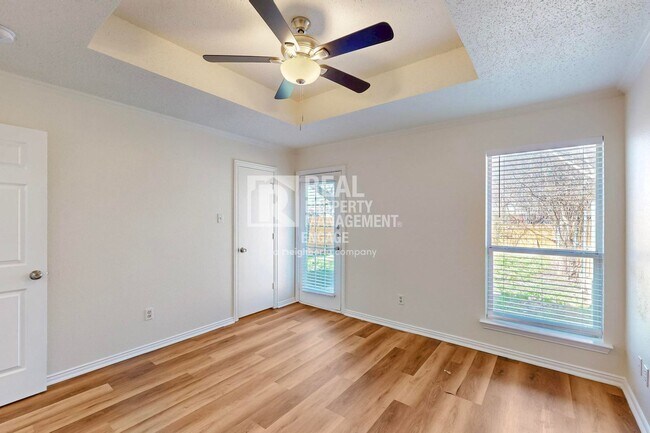 Building Photo - 404 Truman St