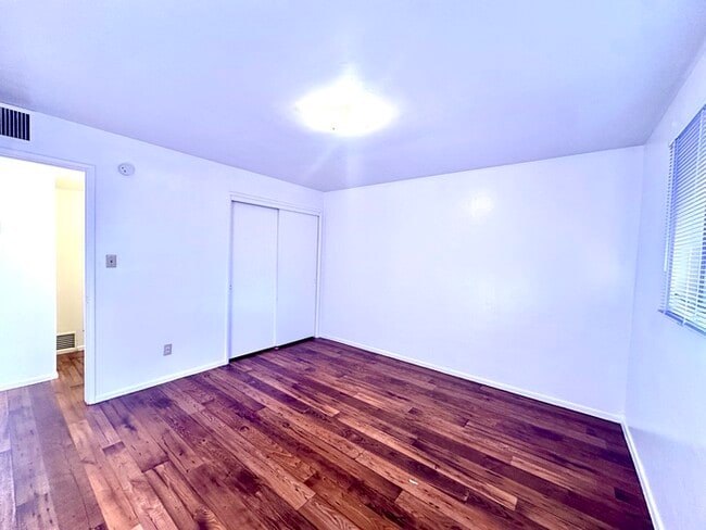 Building Photo - $400 Off Move In Special! Spacious 1 Bedroom with Hard Wood Flooring! Community Laundry and Off S...