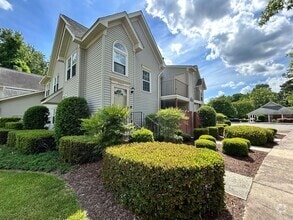 Building Photo - Charming 2-Bedroom Condo in the Heart of V...