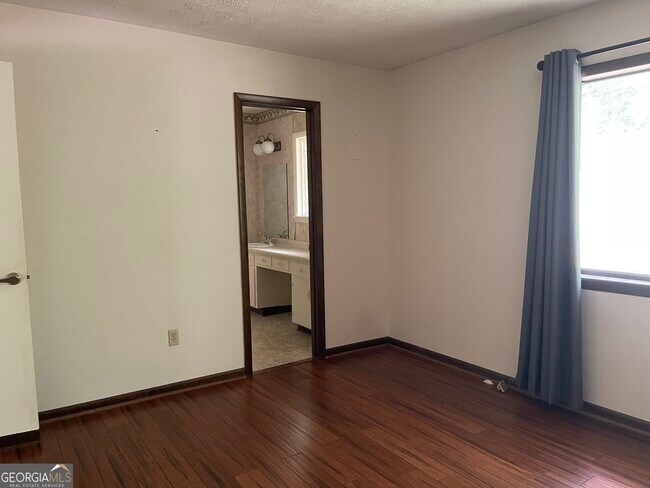 Building Photo - 170 Longview Dr