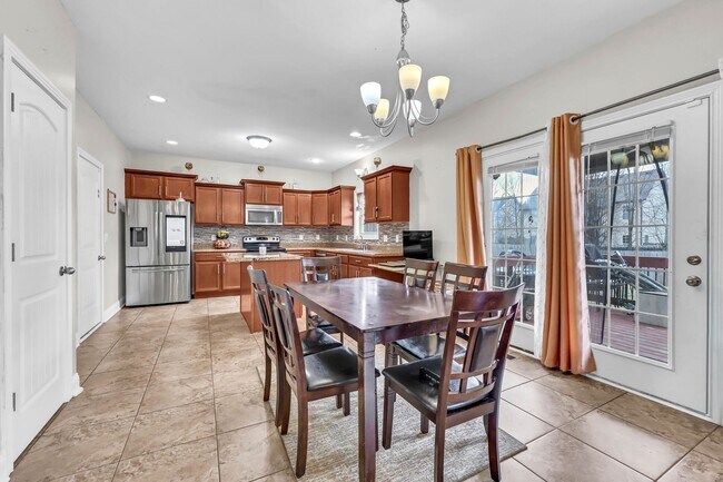 Building Photo - 3342 Cotham Ln