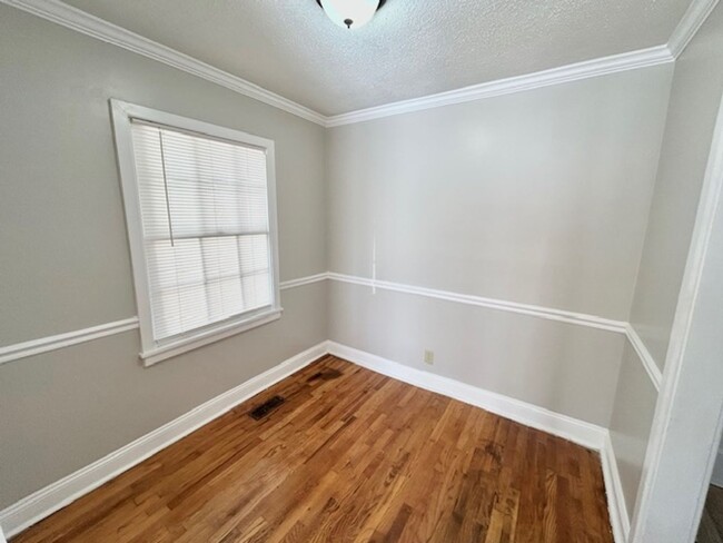 Building Photo - MOVE IN READY TWO BEDROOM ONE BATH - GREAT...