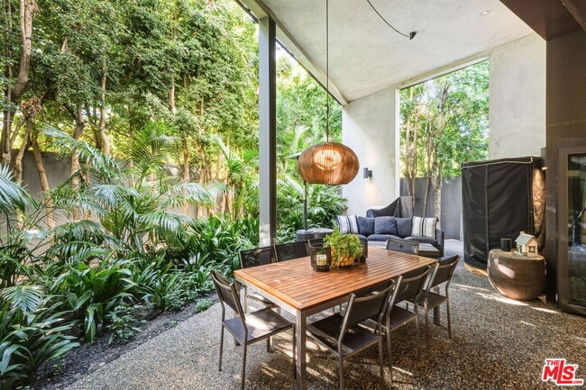 Building Photo - 1849 Fox Hills Dr