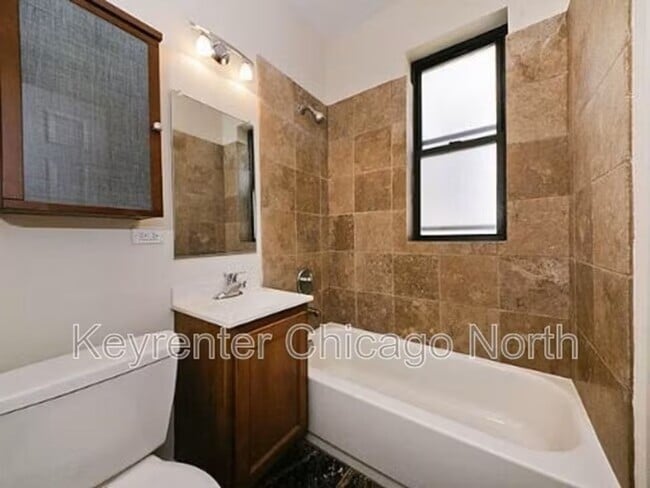 Building Photo - 907 W Cornelia Ave