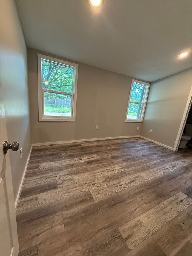 Building Photo - Beautiful 3 Bedroom, 2 Bathroom Quadplex N...