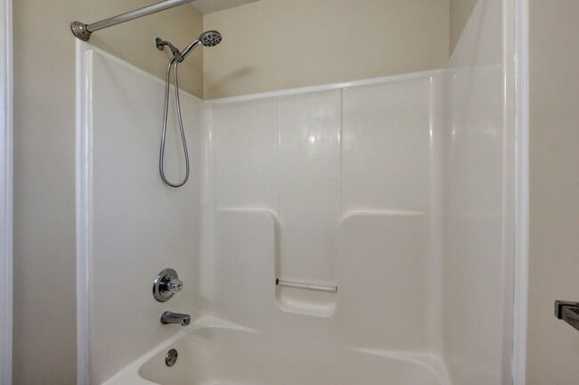 Building Photo - 3 bed 2 bath in the heart of St. B.  Fresh Paint.  Clean and Ready for You.
