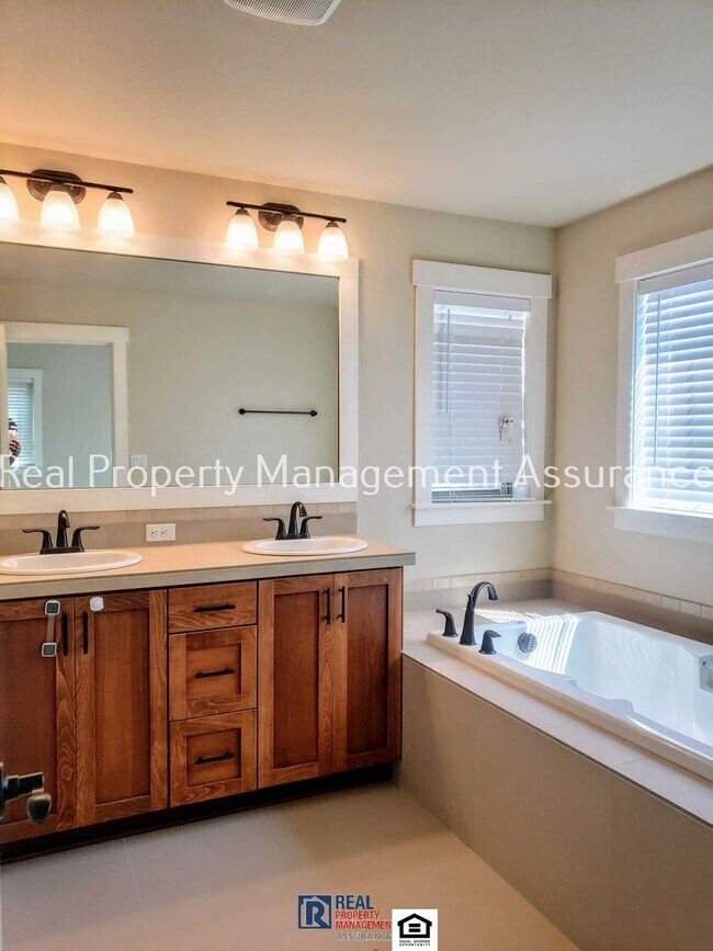 Building Photo - Charming 4 Bedroom!! Move In Ready!