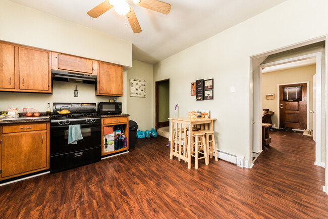 Building Photo - AVAILABLE MAY  - 2 Bedroom 1.5 bathroom Ho...