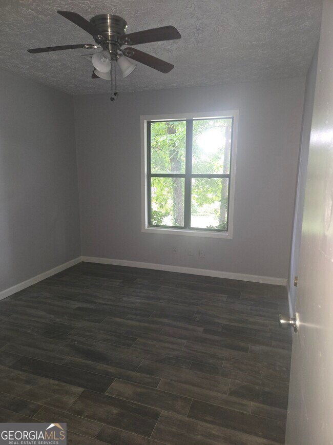 Building Photo - 139 River Oaks Dr