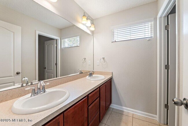 Building Photo - 3149 Silverado Cir