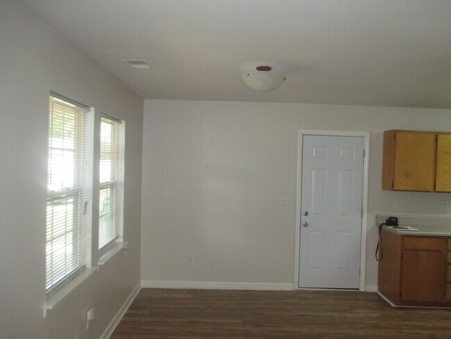 Building Photo - Ranch home minutes from uptown Charlotte