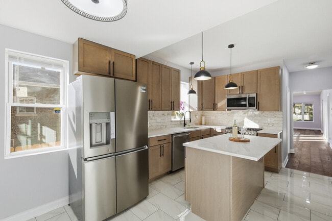 Building Photo - 7823 S May St