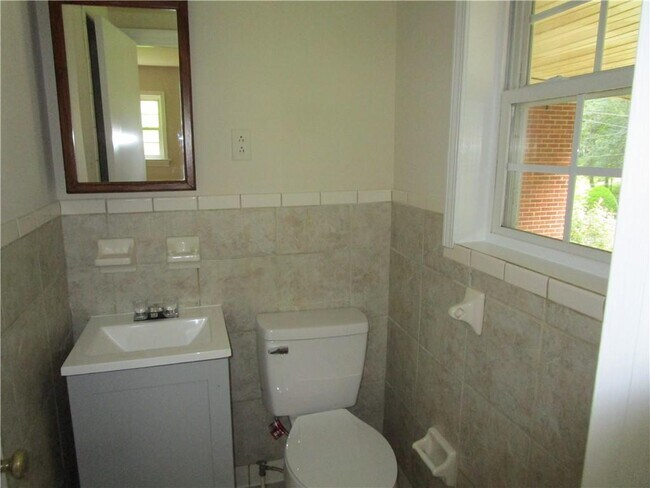 Building Photo - 1147 Enota Cir NE