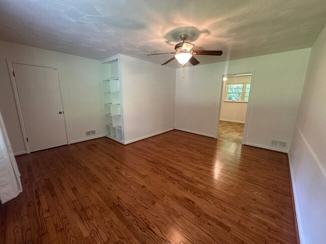 Building Photo - 729 W 38th St