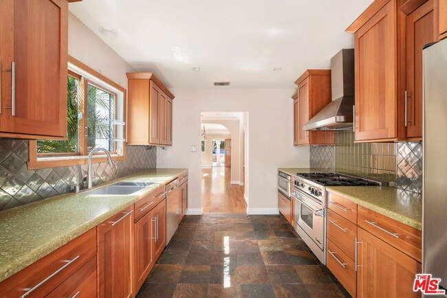 Building Photo - 1134 N Poinsettia Pl