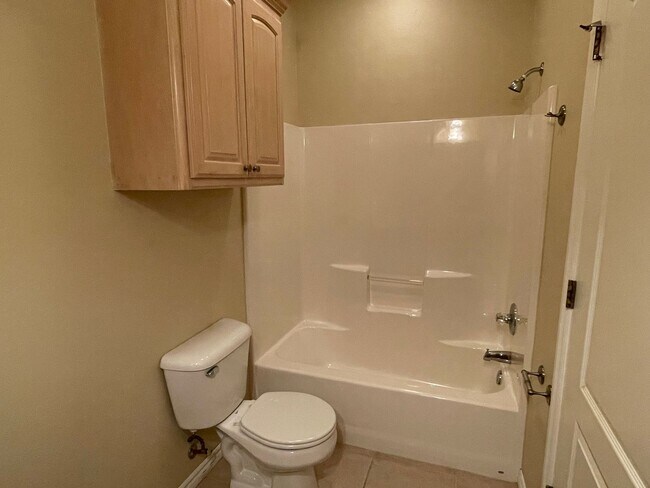Building Photo - 3 Bed, 2 Bath in Surrey Hills of Yukon
