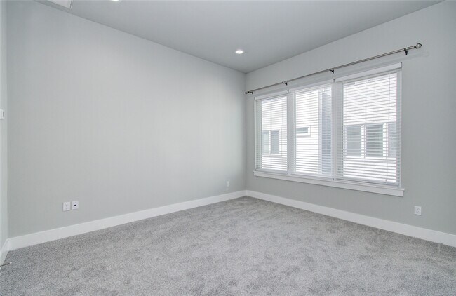 Building Photo - 2116 Naomi St