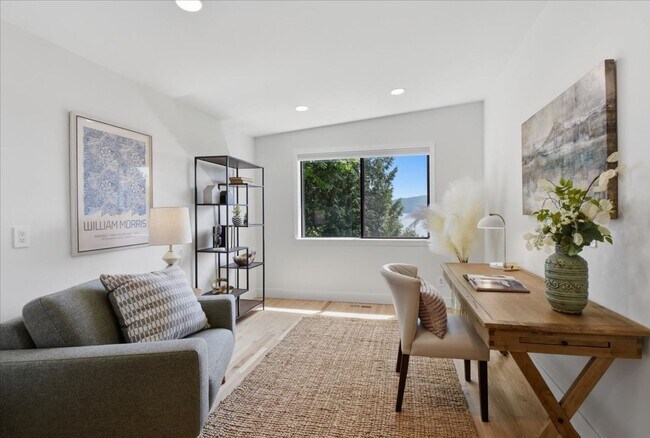 Building Photo - Peaceful home retreat with lake view
