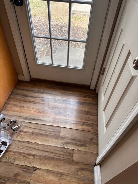 Building Photo - 8403 Robin Hill Dr