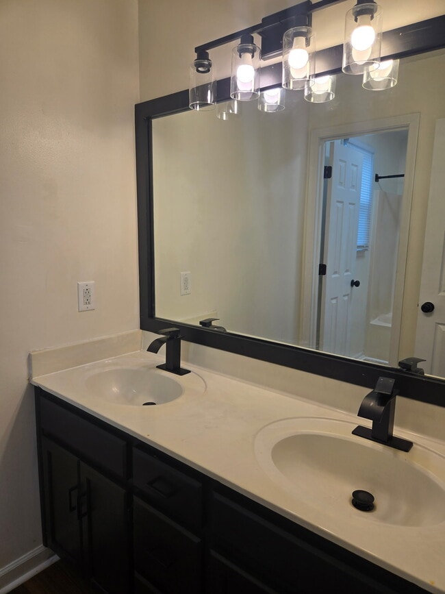 Building Photo - 118 Shady Maple Dr