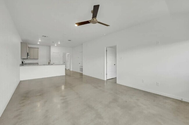 Building Photo - 604 Pacific Crest Trl