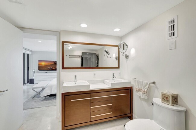 Building Photo - 5550 N Ocean Dr