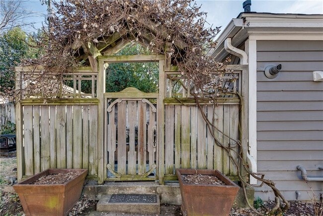 Building Photo - 1143 St Charles Pl NE