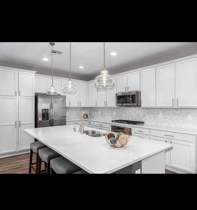 Building Photo - 2264 S Henry Ln