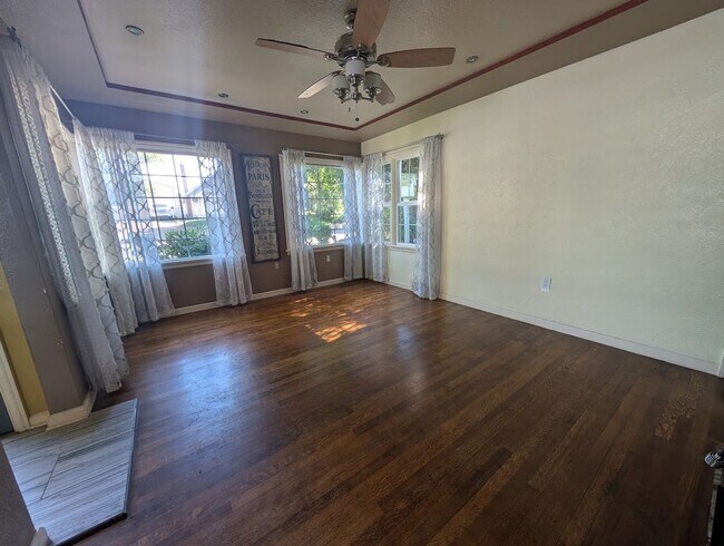 Building Photo - Stunning 4 Bedroom Normal Hill House - Pet-Friendly!