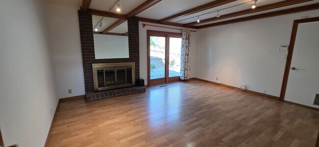 Building Photo - Fabulous Moraga 4bd+den/3ba Property with Stunning Views & Pool/Spa