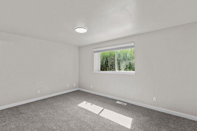 Building Photo - 1100 sq foot 2 bedroom 1.5 bathroom with full size washer/dryer available now!