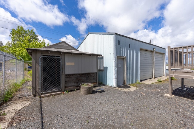 Building Photo - 608 S Hatch St