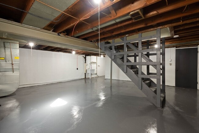 Building Photo - MOVE IN SPECIAL! SCORE HALF OFF 1ST MONTH'...