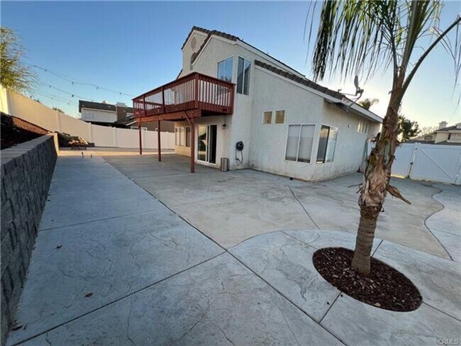 Building Photo - Beautifully Menifee Home with Three-Car Ga...