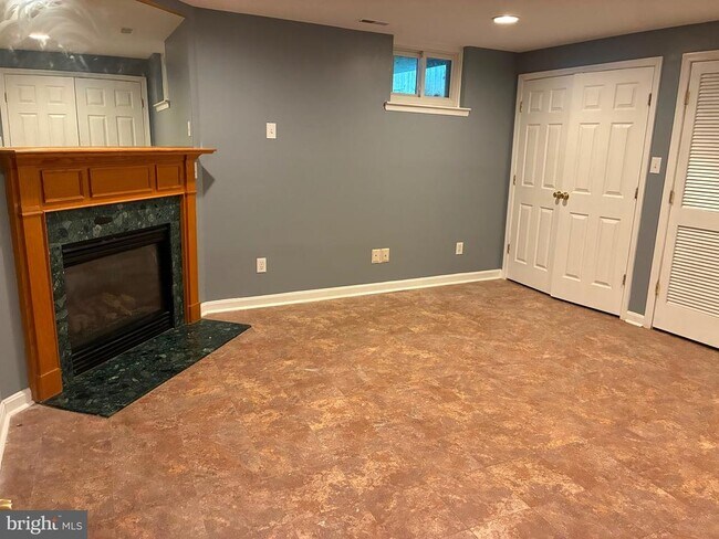 Building Photo - 746 Villager Cir