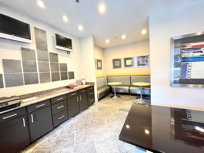 Building Photo - BEAUTIFUL CONDO WITH AMENITIES NEAR VANDER...