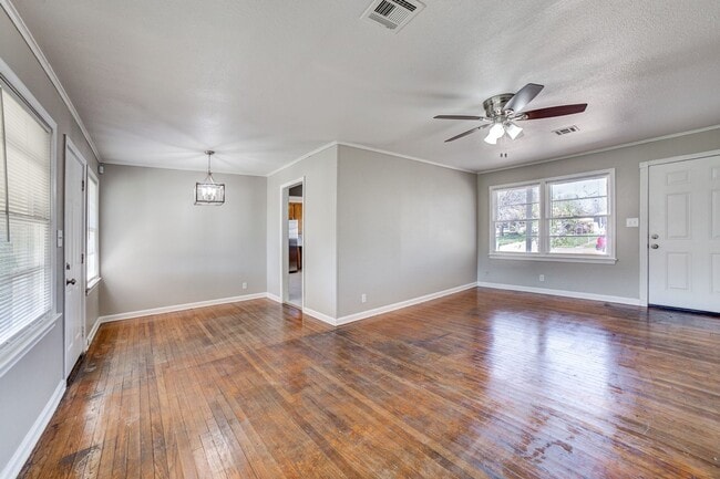 Building Photo - Recently Updated 3 Bed 1 Bath Rental Home