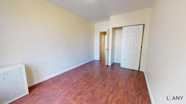 Building Photo - LARGE 3 BEDROOM! STEPS FROM FORDHAM