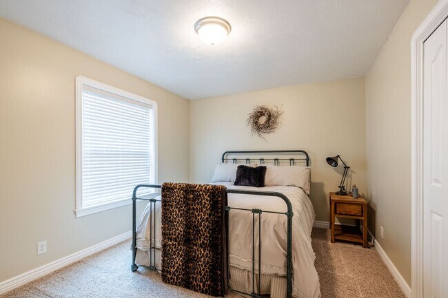 Building Photo - 3 Bedroom 2 bath home in Sugar City Idaho 2 stall garage in awesome neighborhood