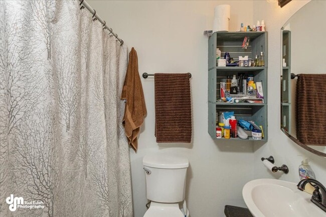 Building Photo - Cozy 3 bedroom 2 bath home w/ fully fenced...