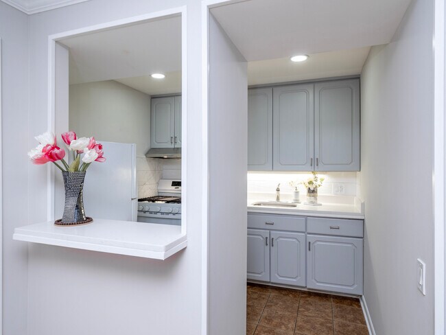 Building Photo - 2 Cypress Ln