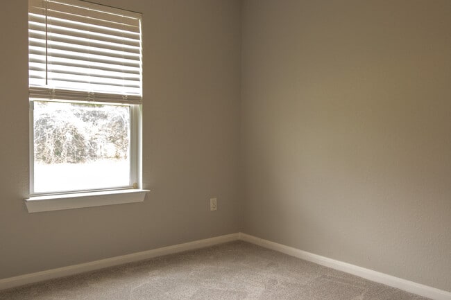 Building Photo - 155 Pine Burr St