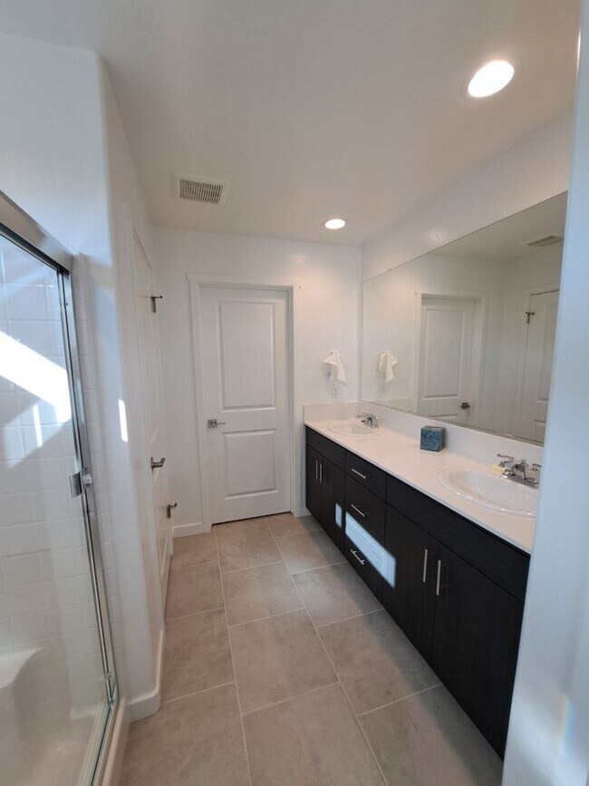 Building Photo - MOVE IN READY: Brand-New 2-Story Home with...