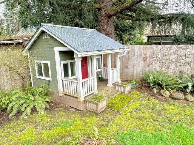 Building Photo - Linwood Neighborhood, Milwaukie Home on Quiet Cul-de-sac, 2 Car Garage, A/C, Huge Fenced Backyard
