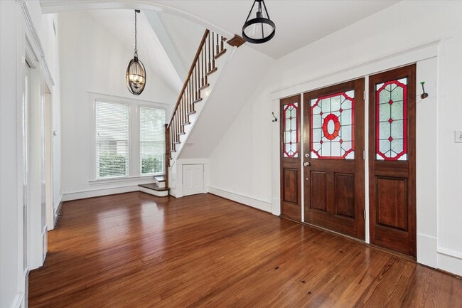 Building Photo - 208 E 12th St