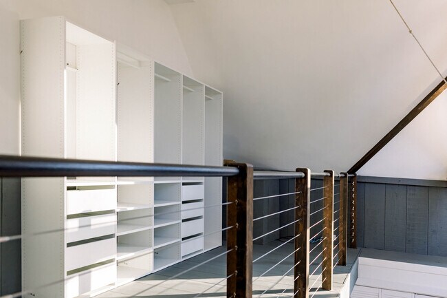 Building Photo - 24 Morningside Dr S