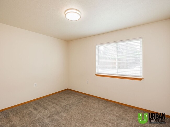 Building Photo - Spacious, clean, modern 4bd/2bth